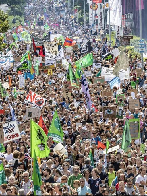 Tausende demonstrierten bei der ersten Fridays-for-Future-Demo in Aachen für mehr Klimaschutz