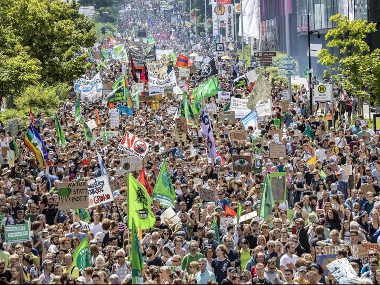 Tausende demonstrierten bei der ersten Fridays-for-Future-Demo in Aachen für mehr Klimaschutz