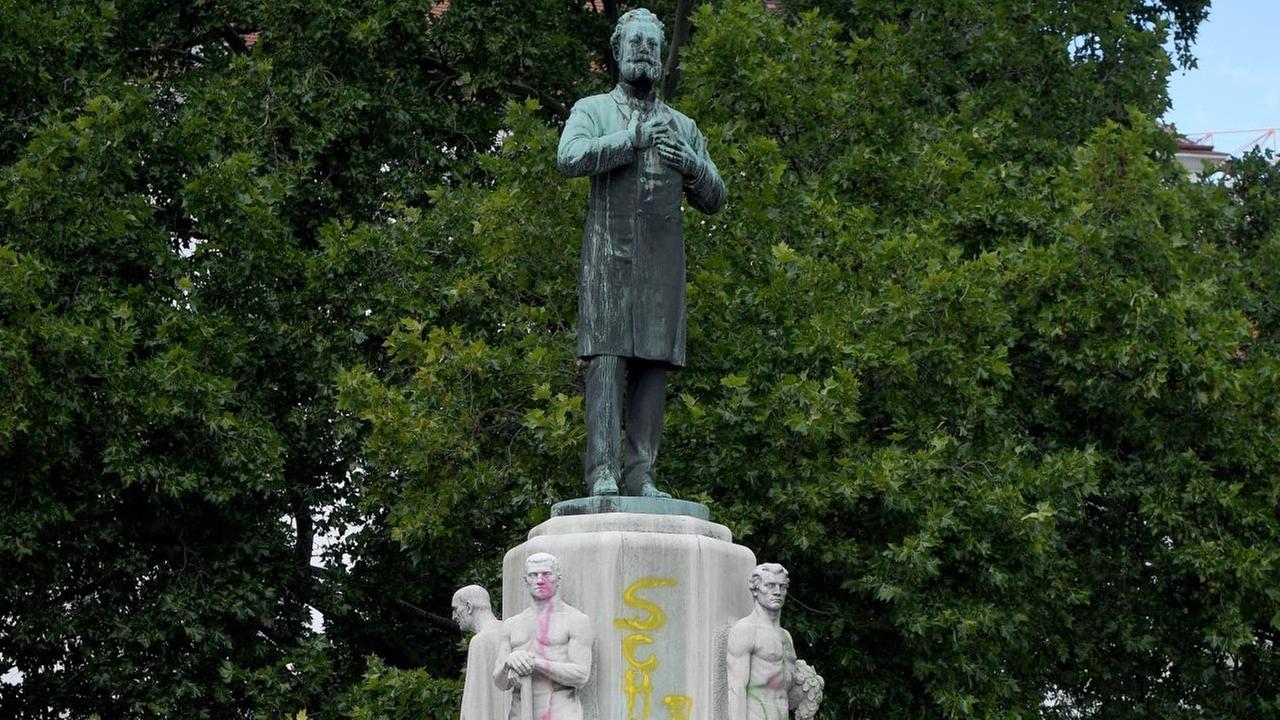 Das beschmierte Denkmal für den ehemaligen Wiener Bürgermeister Karl Lueger am Dr.-Karl-Lueger-Platz in Wien fotografiert am Montag, 13. Juli 2020.