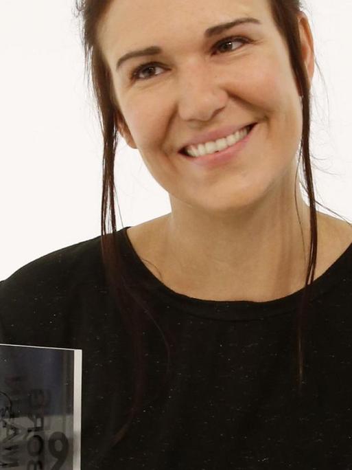 Birgit Birnbacher, Autorin aus Österreich, hält die Trophäe für den Ingeborg-Bachmann-Preis.