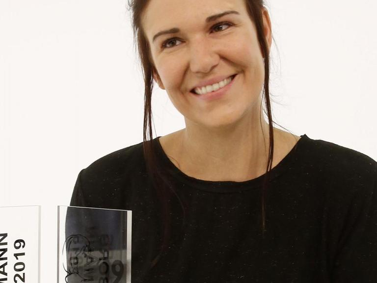 Birgit Birnbacher, Autorin aus Österreich, hält die Trophäe für den Ingeborg-Bachmann-Preis.