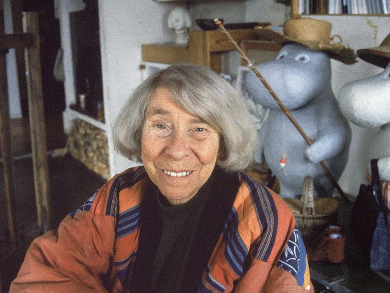 Die finnische Illustratorin Tove Jansson (1914 - 2001) 1992 in ihrem Atelier in Helsinki. Weltruhm erlangte sie durch ihre Mumin-Geschichten.