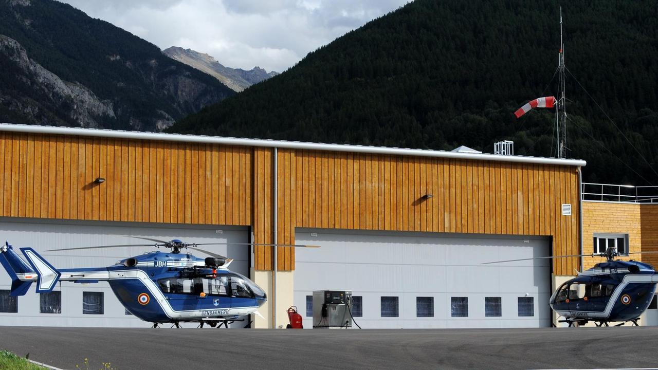 Polizeihubschrauber in den französischen Alpen, die sieben Lawinen-Opfer geborgen haben Polizeihubschrauber in den französischen Alpen, die sieben Lawinen-Opfer geborgen haben