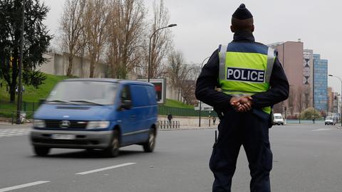 Ein Polizist kontrolliert am 17. März 2014 auf einer Straße in Paris den Verkehr.