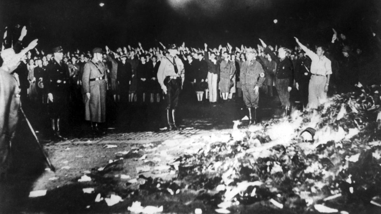 Nach der Machtübernahme 1933 ließen die Nationalsozialisten die Bücher verfemter Autoren wie Lion Feuchtwanger, Erich Kästner und Sigmund Freud verbrennen.