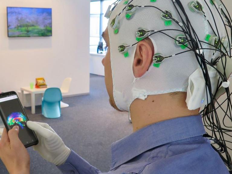 Ein Gelähmter benutzt an der Uni Tübingen eine Neuroprothese
