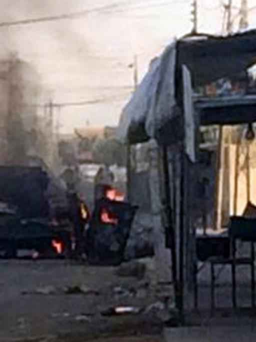 Brennende Polizeifahrzeuge im umkämpften Tikrit (Foto vom Mittwoch)