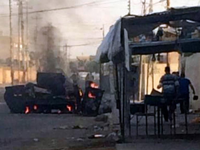 Brennende Polizeifahrzeuge im umkämpften Tikrit (Foto vom Mittwoch)