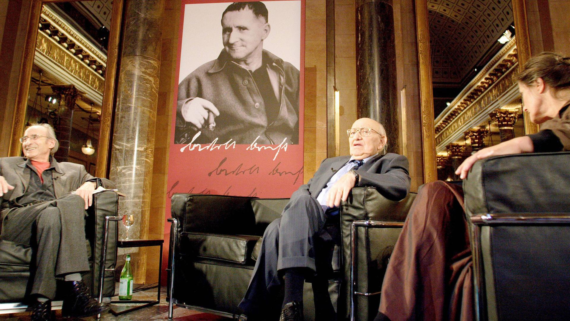 Schriftsteller Peter Rühmkorf (li.), Literaturkritiker Marcel Reich-Ranicki und Fernsehmoderatorin Iris Radisch während der ZDF-Sendung "Das Literarische Quartett" 2006