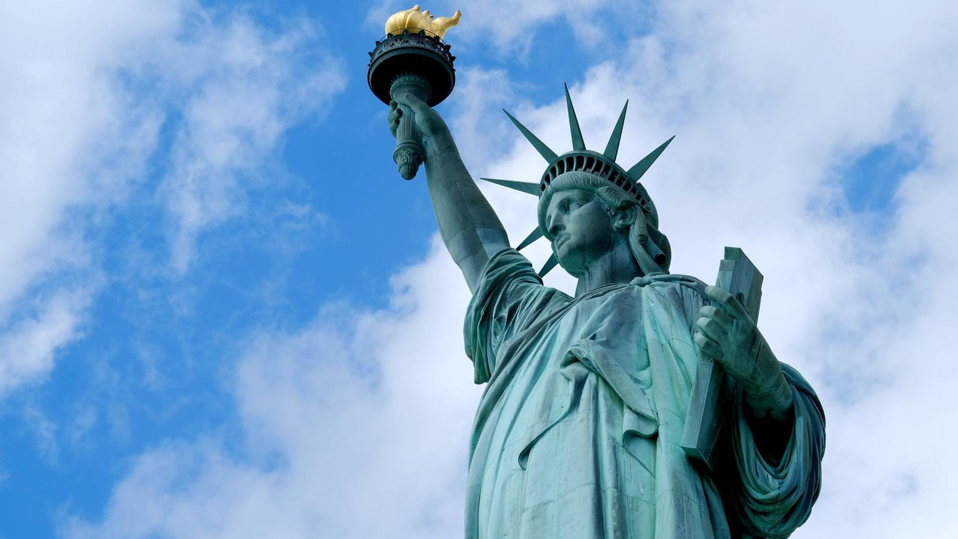 Ein Foto der Freiheitsstatue auf Liberty Island in New York City. Ein Foto der Freiheitsstatue auf Liberty Island in New York City.