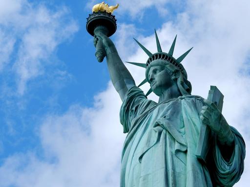 Ein Foto der Freiheitsstatue auf Liberty Island in New York City.