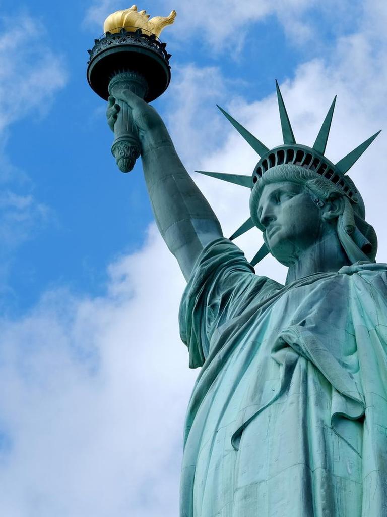 Ein Foto der Freiheitsstatue auf Liberty Island in New York City.