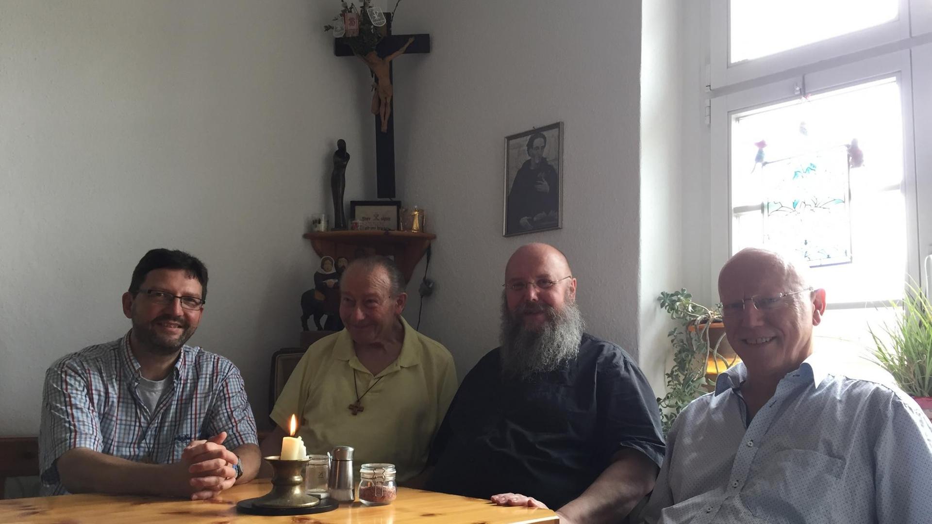 Die vier Augustiner sitzen am Tisch in ihrer WG (Bild: Henry Bernhard)
