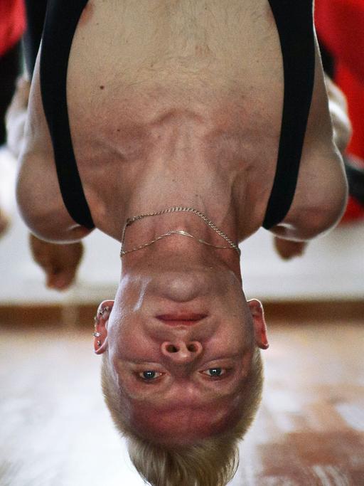 Kopfüber: Beim sogenannten Antigravity-Yoga hängen die Teilnehmer in einer Schlaufe.