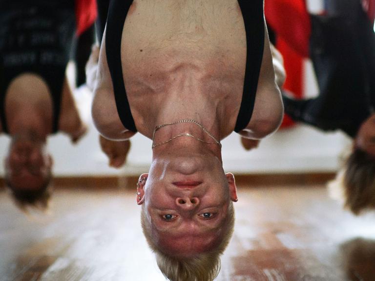Kopfüber: Beim sogenannten Antigravity-Yoga hängen die Teilnehmer in einer Schlaufe.