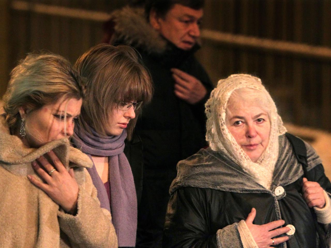 Chodorkowskis Familie (v.l.n.r.): Seine Ehefrau Inna, seine Tochter Anastasia und seine Mutter Marina Chodorkowskaja nach der Gerichtsverhandlung in Moskau am 30.12.2010.