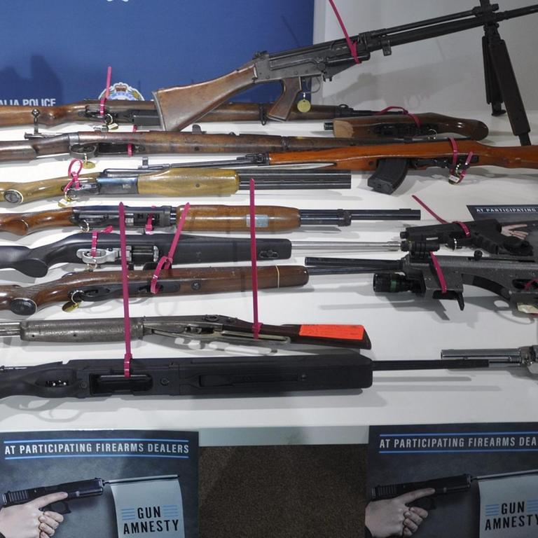 Waffen liegen in Australien nach einer Amnestie für illegale Waffenbesitzer auf einem Tisch in einem Polizeidepartment.