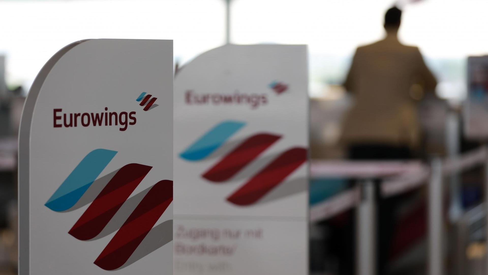 Fluggäste gehen auf dem Flughafen Köln/Bonn zum Schalter der Fluggesellschaft Eurowings.