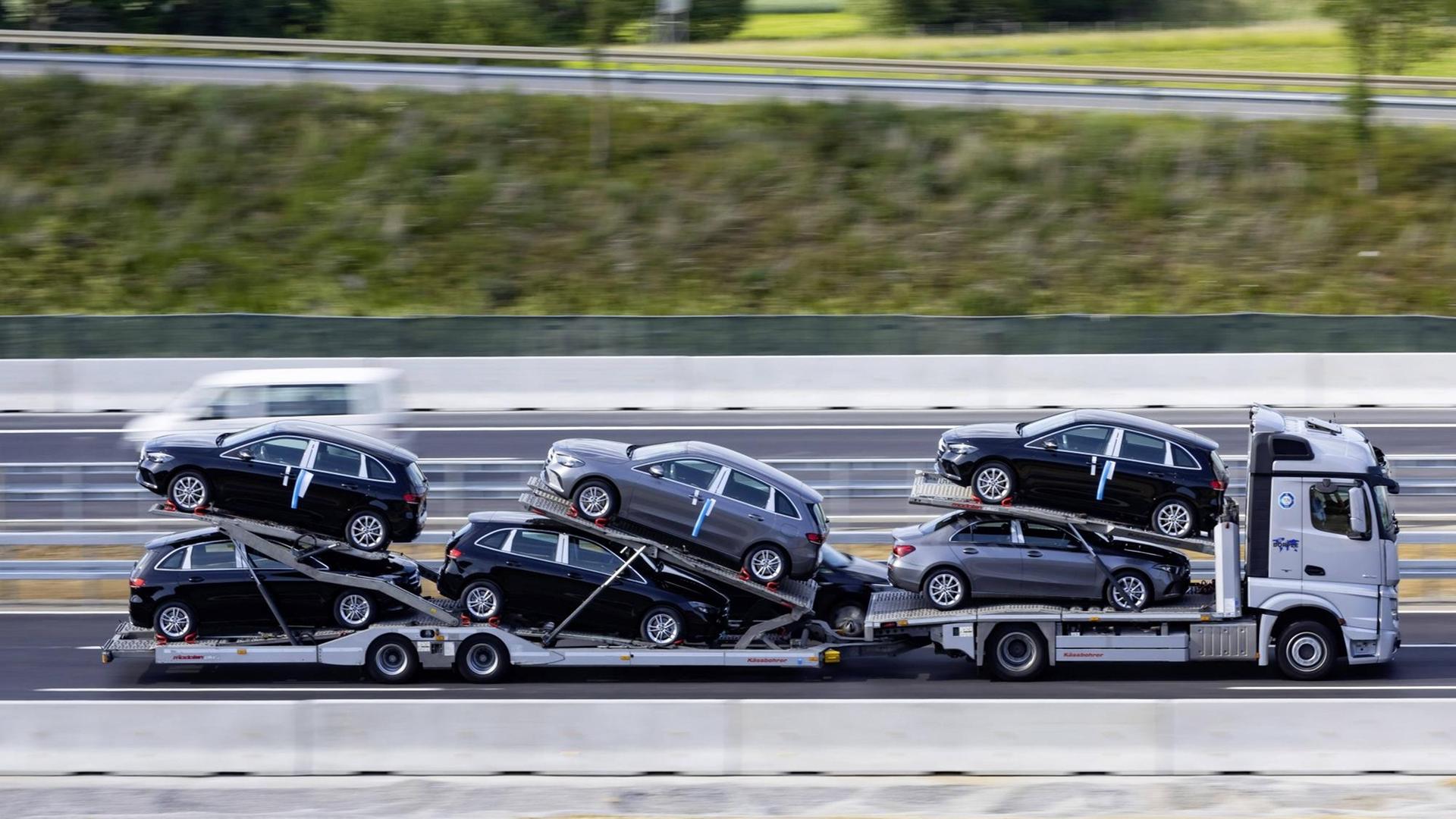 ein Autotransporter mit geladenen Neufahrzeugen.