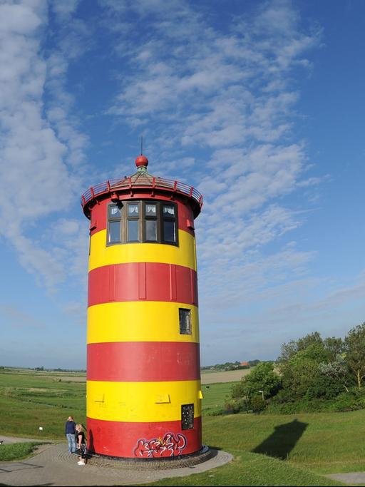 Der Pilsumer Leuchtturm, aufgenommen am 10.06.2012 am Deich unweit von Pilsum (Landkreis Aurich) in Ostfriesland. Der zwölf Meter Leuchtturm war in den Jahren 1891 bis 1915 für den Schiffsfahrweg zwischen Emden und der Nordsee in Betrieb. Heute gilt er als ein Wahrzeichen Ostfrieslands.