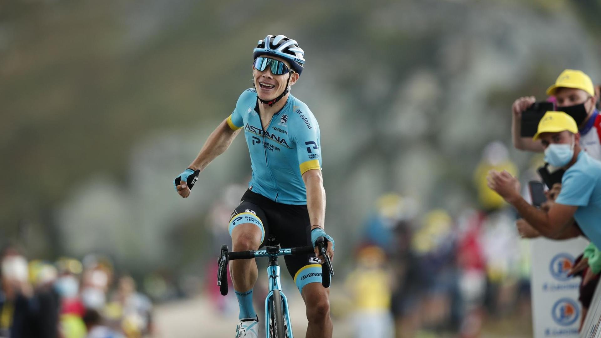 Radprofi Miguel Angel Lopez lächelt 2020 bei der Zieleinfacht auf dem Col de la Loze während der Tour de France. Radprofi Miguel Angel Lopez lächelt 2020 bei der Zieleinfacht auf dem Col de la Loze während der Tour de France.