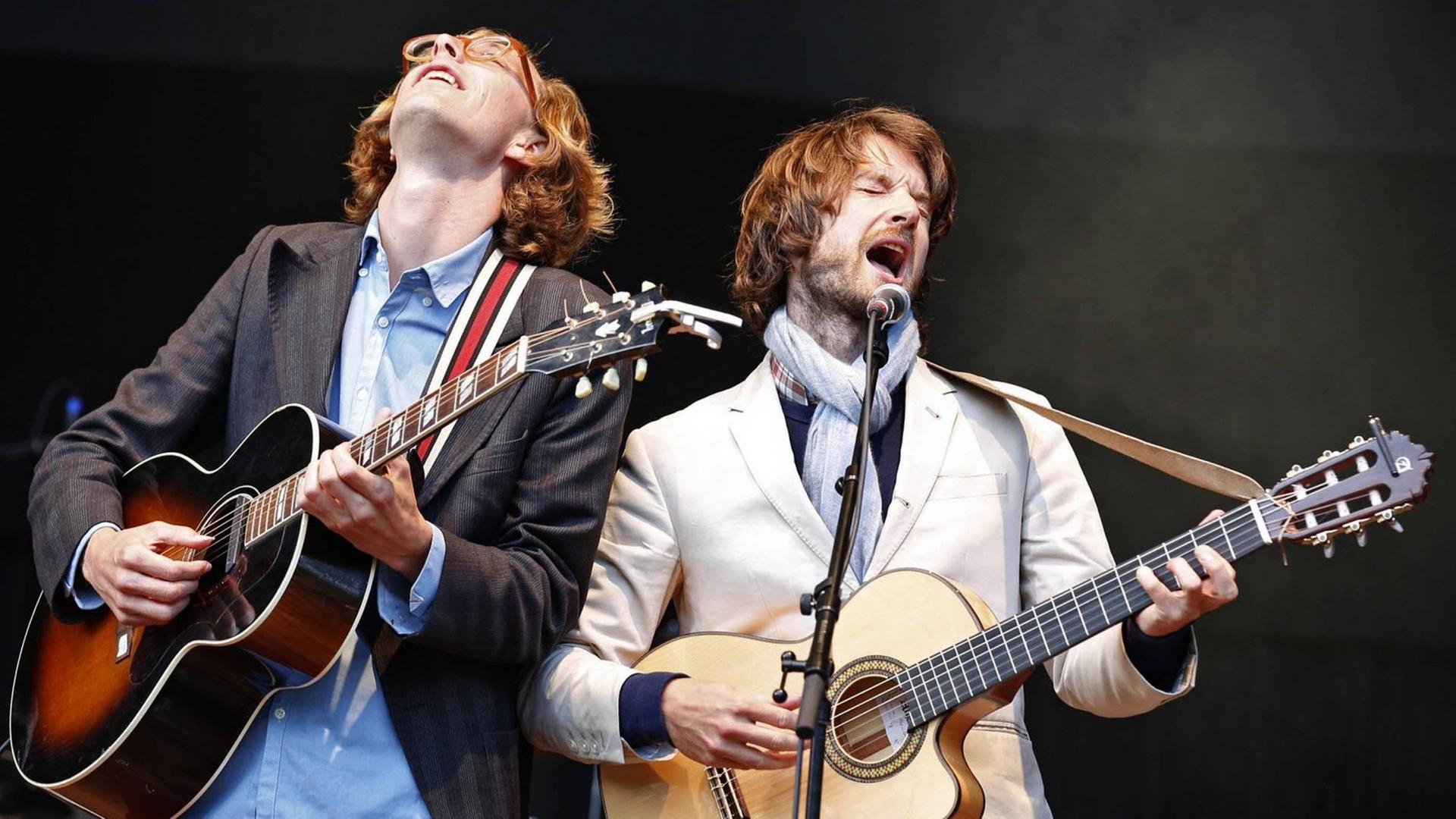 Die beiden Musiker des Duos Kings of Convenience mit Gitarre auf der Bühne.