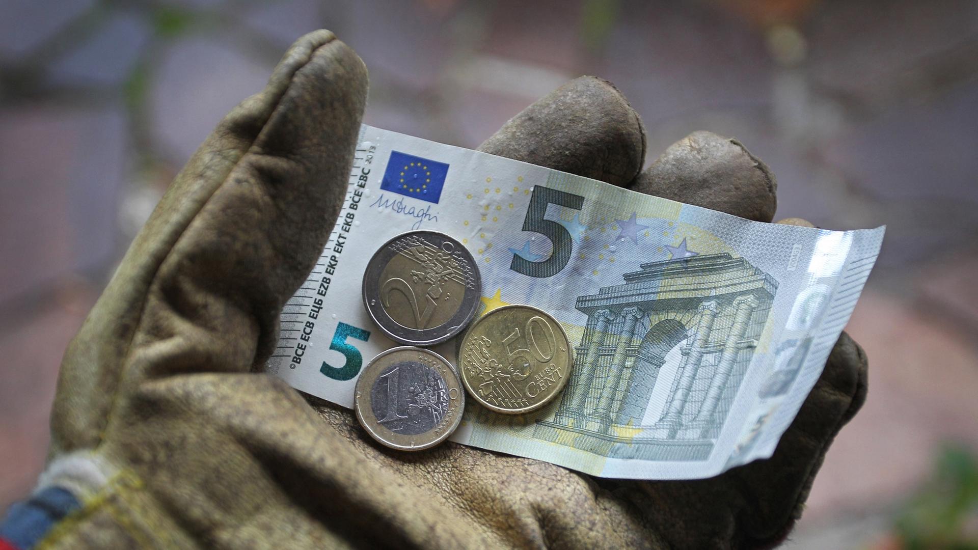8 Euro 50 sollen die meisten Arbeiter in der Stunde verdienen (Bild: dpa). 8 Euro 50 sollen die meisten Arbeiter in der Stunde verdienen (Bild: dpa).