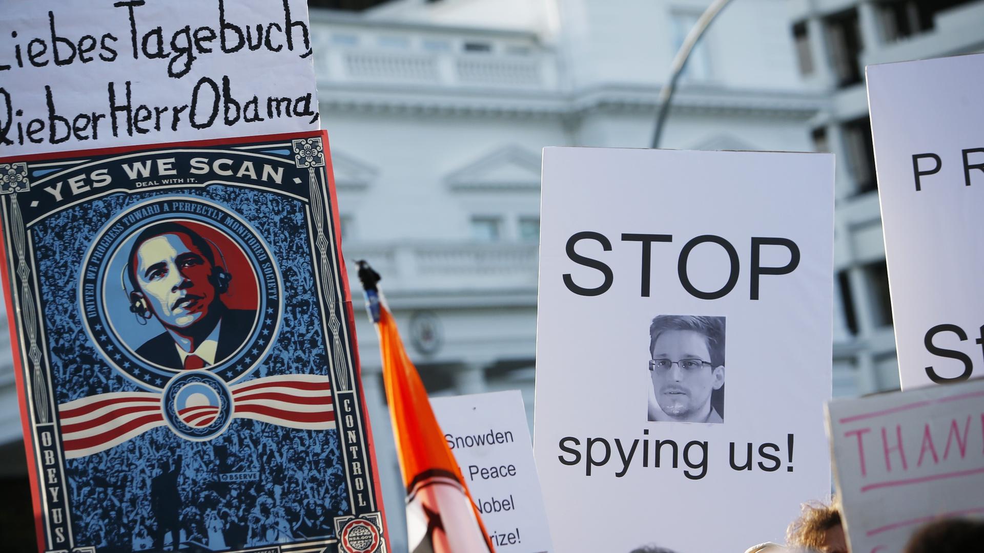 Hamburg, 11. Juli 2013 - 
Demonstranten protestieren vor dem US-Generalkonsulat in Hamburg unter dem Motto "Stop PRISM now!" gegen die weltweite Spionage, insbesondere durch den amerikanischen Geheimdienst NSA.
