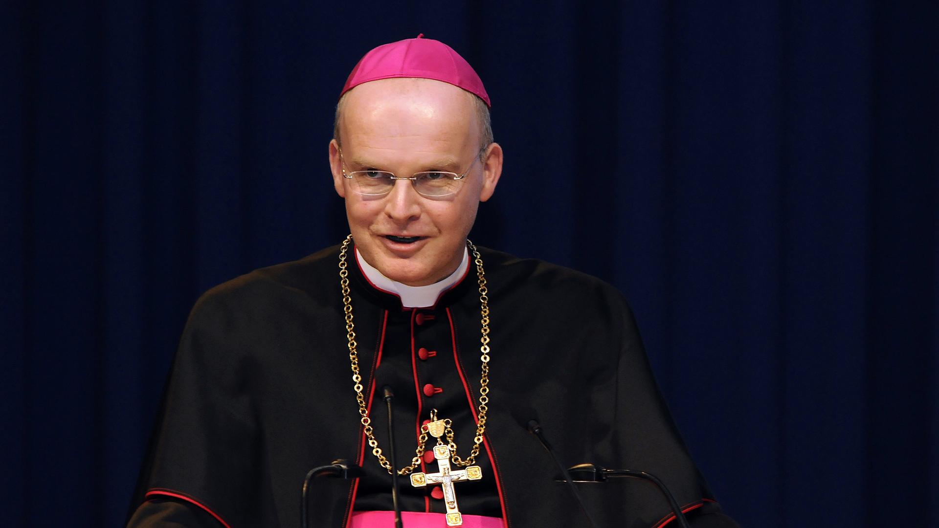 Der Essener Bischof Franz-Josef Overbeck behauptete im April 2010 in einer TV-Talkshow vor Millionenpublikum, Homosexualität sei Sünde.