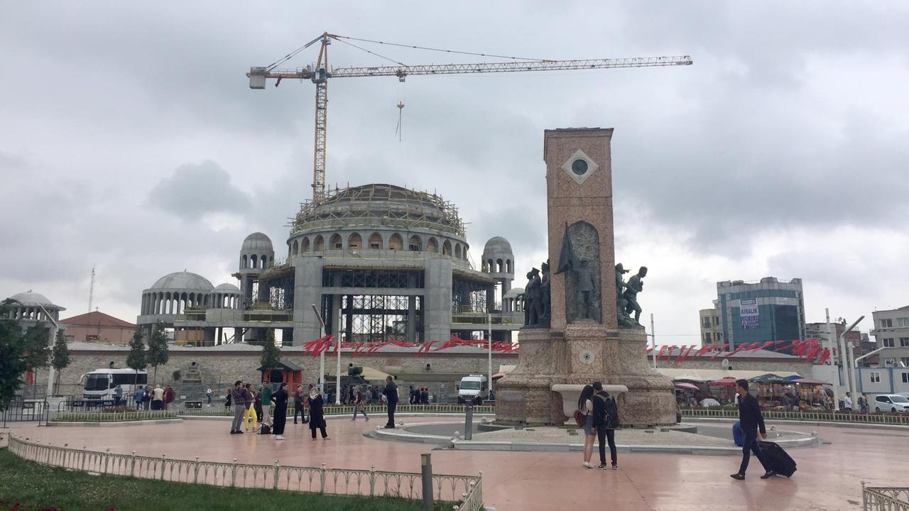 An der Moschee auf dem Taksim-Platz neben dem Gezi-Park wird gebaut. Vor fünf Jahren wollten Aktivisten in Istanbul ein Bauprojekt verhindern. Sie besetzten den Gezi-Park. Es war der Beginn von landesweiten Demonstrationen gegen Erdogan.