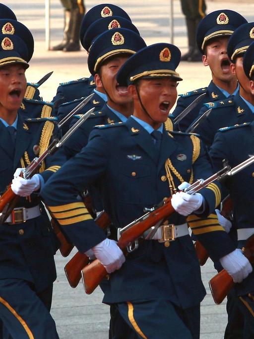 Ehrenformation chinesischer Soldaten in Peking