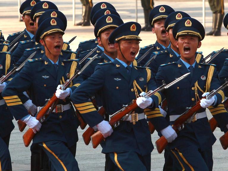 Ehrenformation chinesischer Soldaten in Peking
