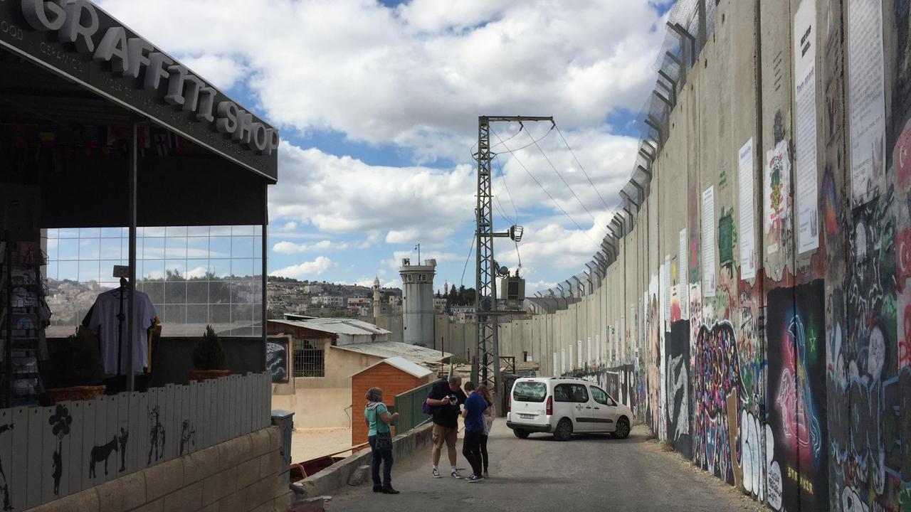 Eine knapp zwölf Kilometer lange Mauer hat Israel in Beit Jala gebaut. Sie ist voller Graffitis  