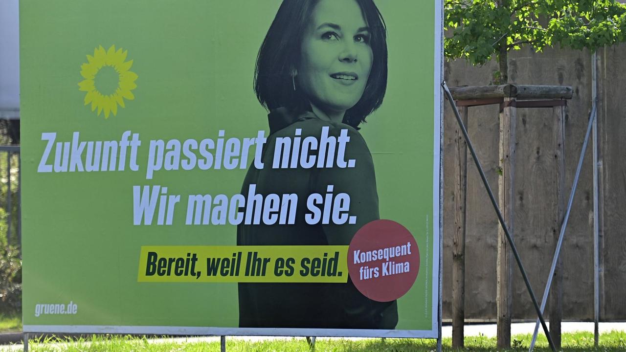 Ein Plakat der Grünen mit Annalena Baerbock und mit der Aufschrift „Zukunft passiert nicht. Wir machen sie.“
