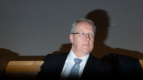 Stark geblitztes Portrait des ehemaliger Oberbürgermeister der Stadt Hannover im Landesgericht.