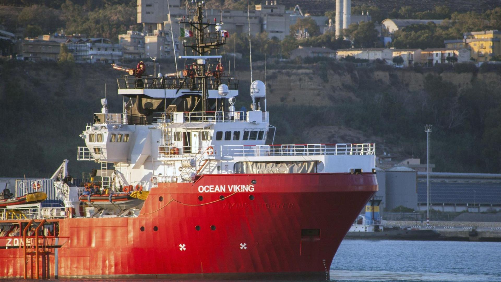 Ein großes rotes Schiff mit der Aufschrift "Ocean Viking"