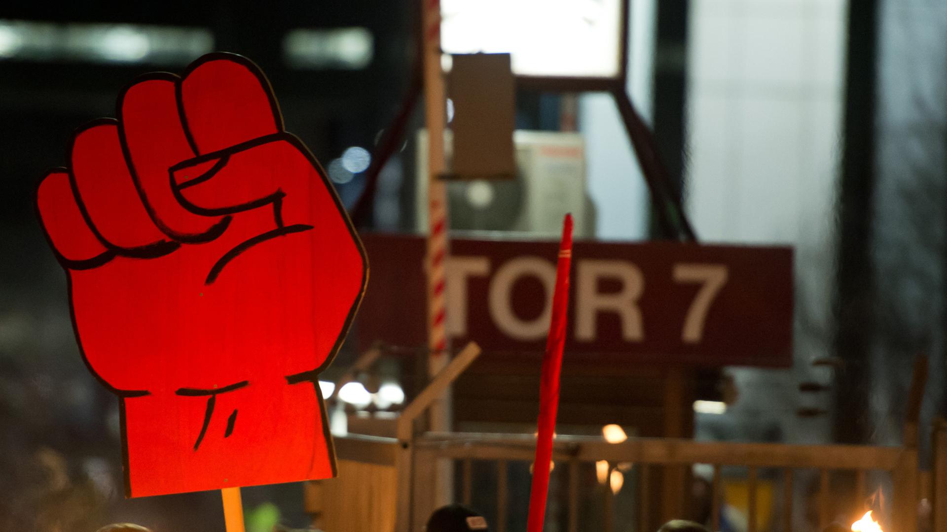 Demonstranten stehen am 29.01.2015 in Sindelfingen während eines Warnstreiks der Gewerkschaft IG Metall vor dem Mercedes-Benz-Werk.