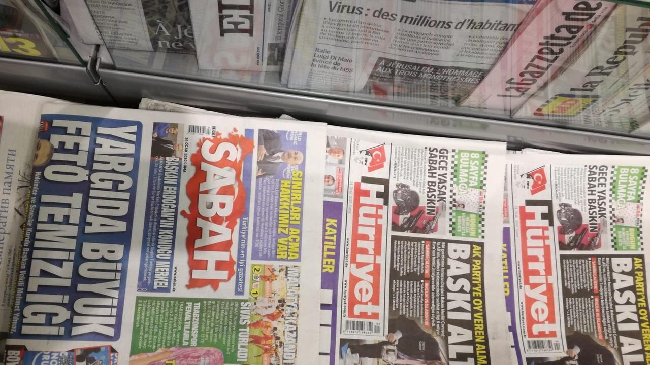 Türkische Zeitungen liegen in einer Auslage
