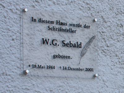 Tafel am Geburtshaus des Schriftstellers W.G. Sebald