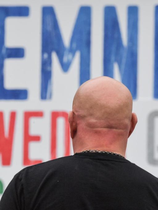 01.09.2018, Sachsen, Chemnitz: Teilnehmer der Kundgebung der rechtspopulistischen Bürgerbewegung Pro Chemnitz versammenln sich vor dem Karl-Marx-Denkmal. Bei den für den 01.09.2018 angekündigten Demonstrationen rechnet die sächsische Polizei mit einer hohen Zahl von Teilnehmern. Foto: Boris Roessler/dpa | Verwendung weltweit