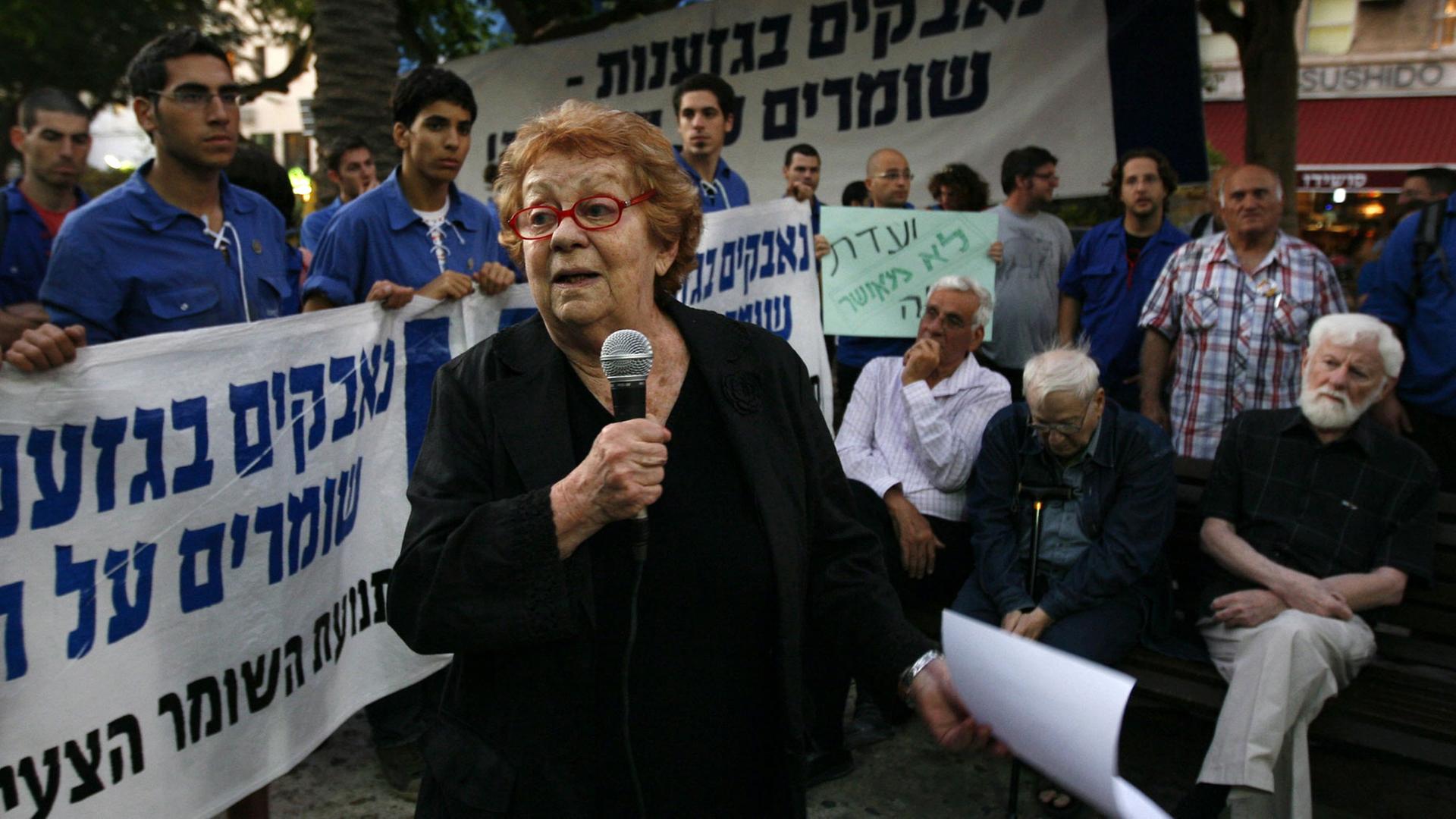 Die israelische Schauspielerin Channa Maron (1923 - 2014) spricht am 24.11.2010 bei einer Demonstration in Tel Aviv.