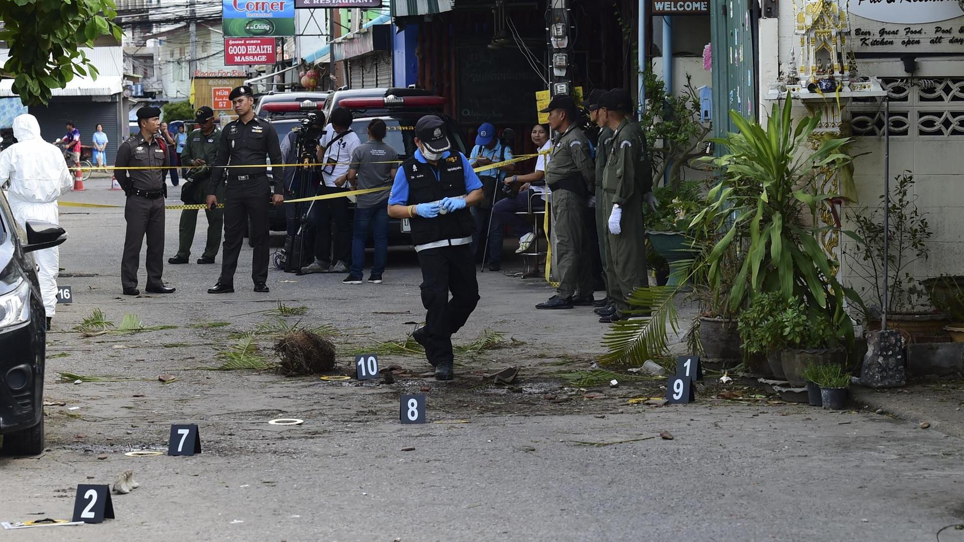 Ermittler untersuchen den Tatort, nachdem eine Bombe in Hua Hin explodiert ist.