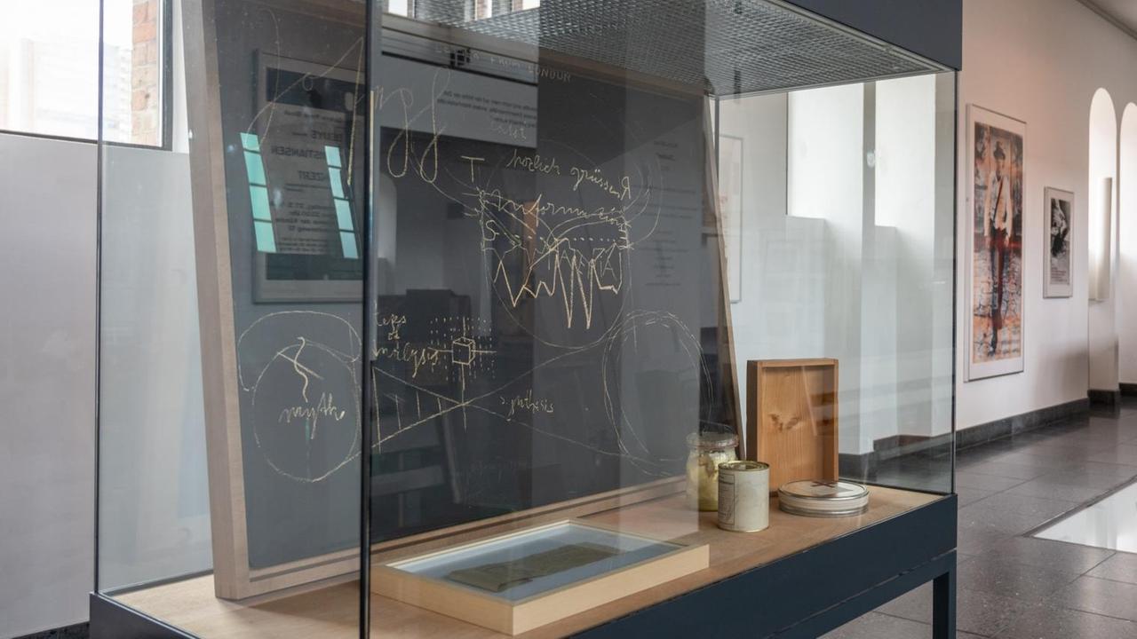 Werke von Joseph Beuys sind in der Ausstellung "Der Erfinder der Elektrizität" in der St. Matthäus-Kirche in Berlin ausgestellt.