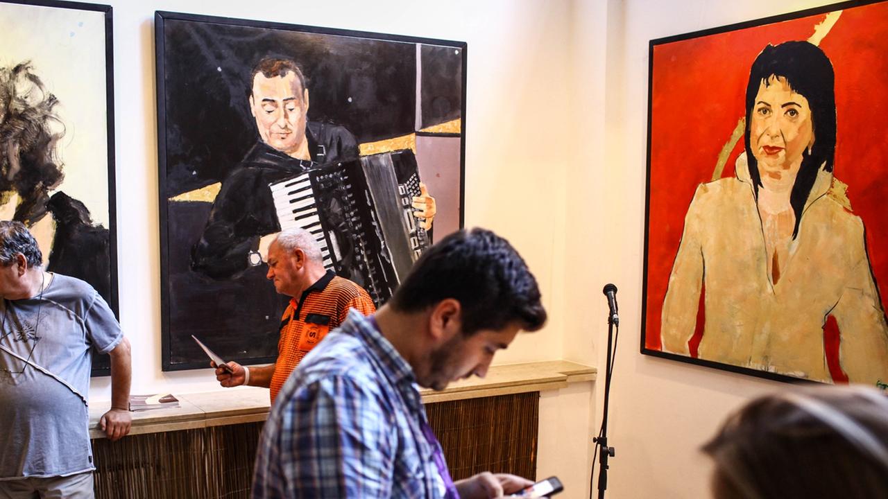 Besucher am 2.7.2014 bei der Eröffnung einer Ausstellung mit Bildern von George Vasilescu, die Sinti- und Romamusiker zeigen, im Museum des rumänischen Bauern, Bukarest.