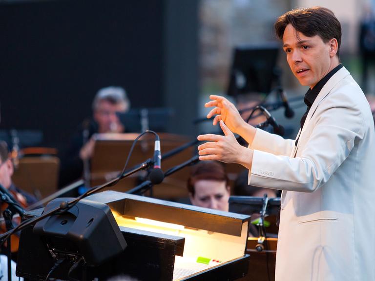 Evan Christ dirigiert die Musiker des Staatstheaters Cottbus.