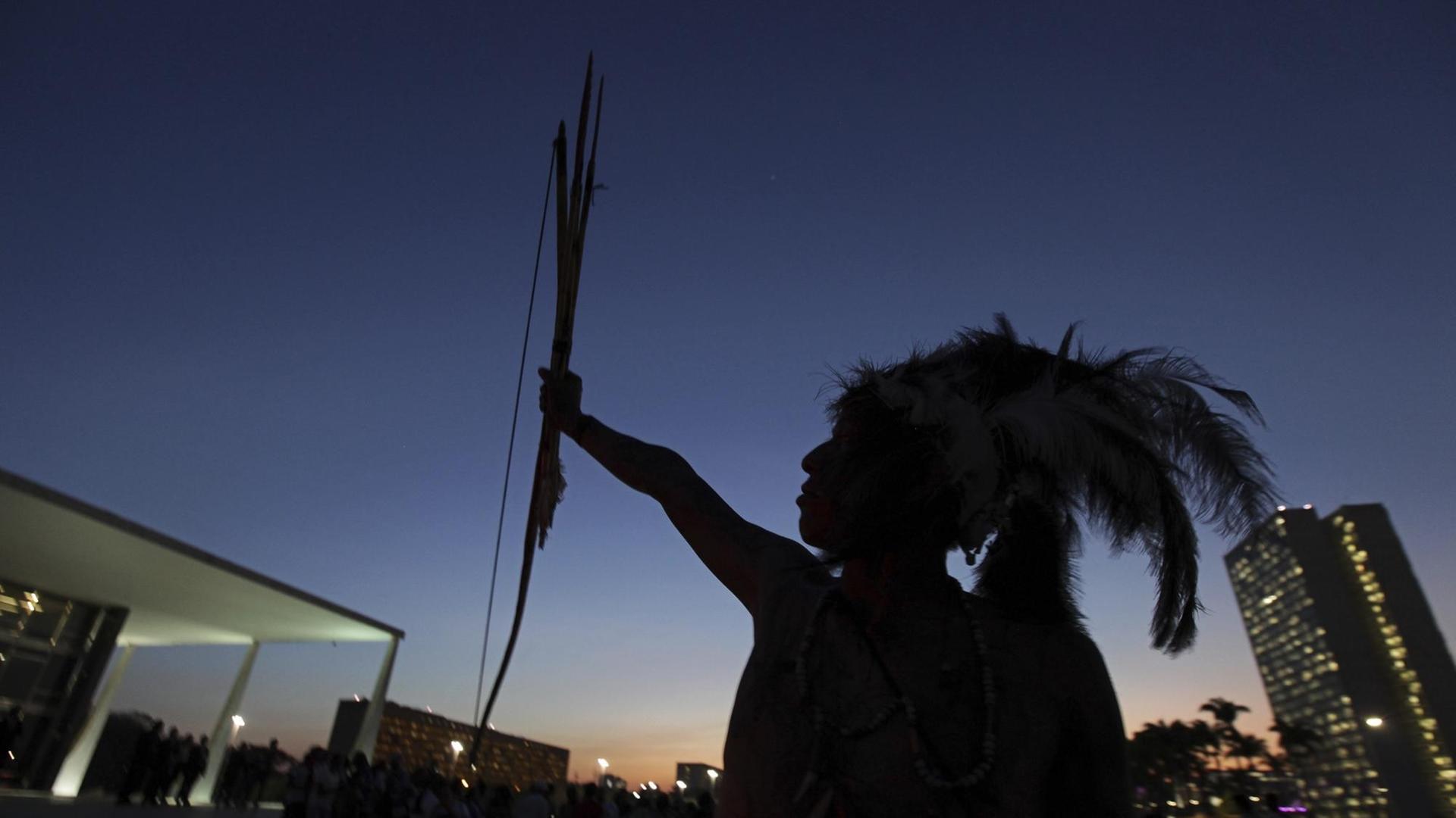 Ein Angehöriger der Guarani protestiert mit Pfeil und Bogen.