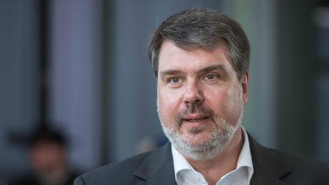 Der Umweltausschussvorsitzende Michael Thews, SPD, beim Pressestatement nach der Sitzung.