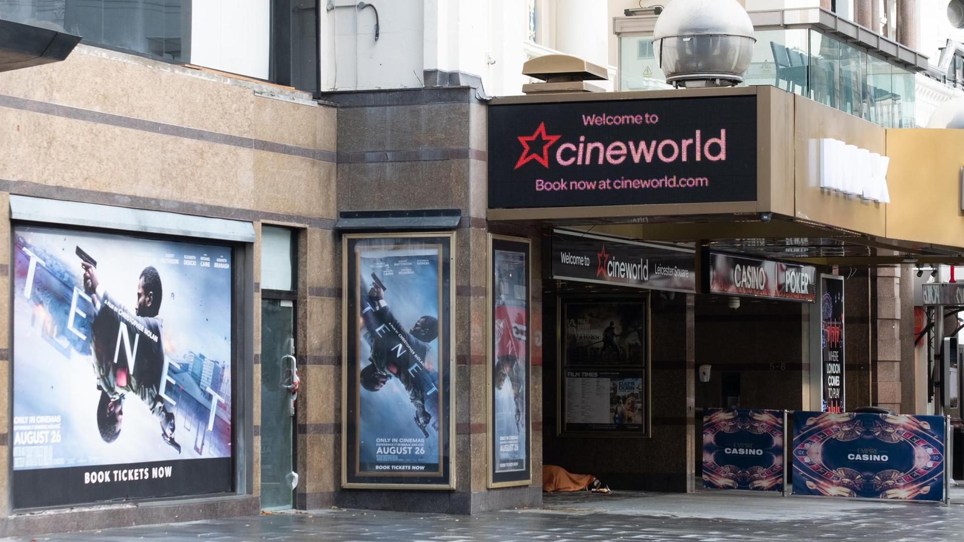 Ein Kino der Kette Cineworld in London mit Plakaten für den Film "TENET", einem Blockbuster von Warner Brothers