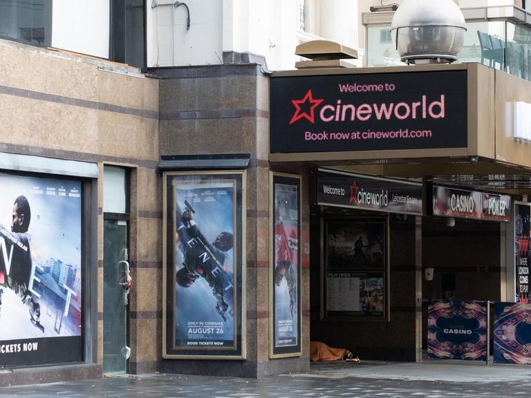Ein Kino der Kette Cineworld in London mit Plakaten für den Film "TENET", einem Blockbuster von Warner Brothers
