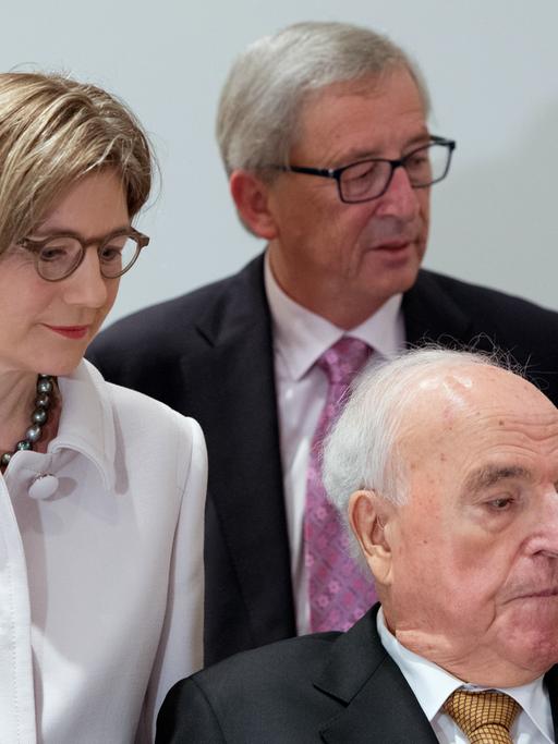 Alt-Bundeskanzler Helmut Kohl (Mitte) seine Ehefrau Maike Richter-Kohl und EU-Kommissionspräsident Jean-Claude Juncker während der Vorstellung des Kohl-Buchs "Aus Sorge um Europa - Ein Appell" in Frankfurt am Main.